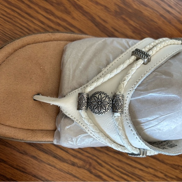 Minnetonka women’s white sandal 9 new - Picture 2 of 5
